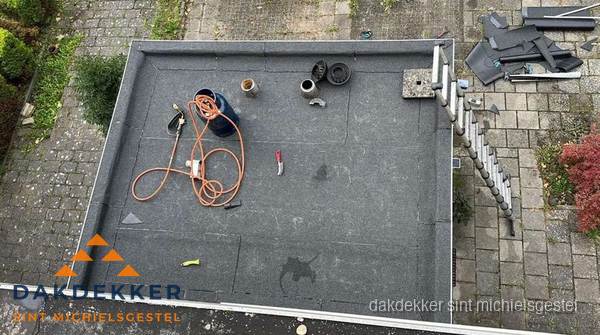 Plat dak met nieuwe bitumen bedekking in Sint Michielsgestel