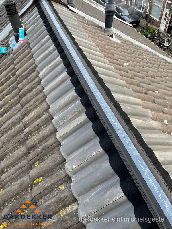 Nokvorst met Monier ventilatie op schuin pannendak in Sint Michielsgestel