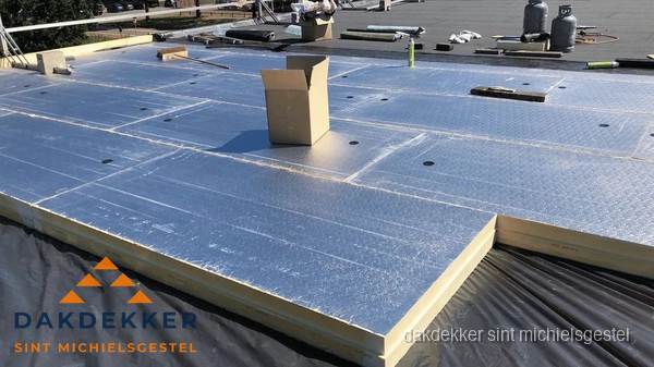 PIR isolatieplaten worden gelegd op plat dak voor dakisolatie in Sint Michielsgestel