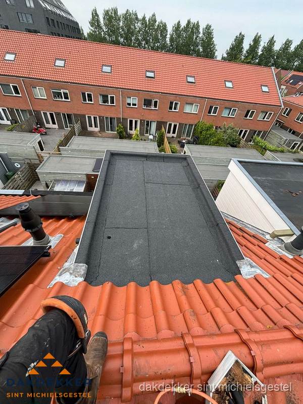 Bitumen dak reparatie op plat dak tussen dakpannen in Sint Michielsgestel