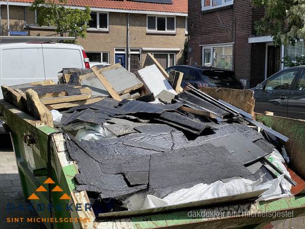 Afvalcontainer met gesloopt dakmateriaal tijdens dakkapel renovatie in Sint Michielsgestel