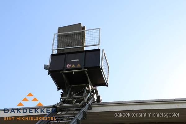 Dakdekkerslift voor materiaal transport bij dakwerkzaamheden in Sint Michielsgestel