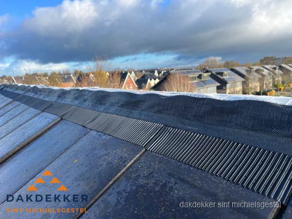 Dakisolatie bij de nok met ventilatieprofiel op schuin dak in Sint Michielsgestel