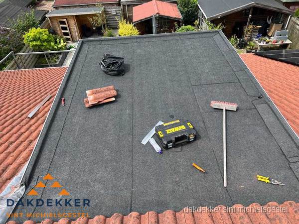 Nieuw plat dak met bitumen dakbedekking in Sint Michielsgestel