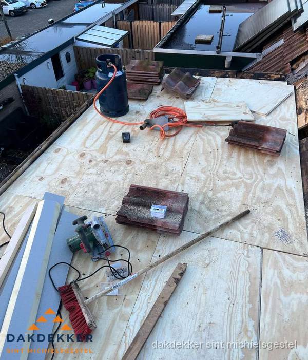 Dakreparatie werkzaamheden op plat dak met gereedschap in Sint Michielsgestel