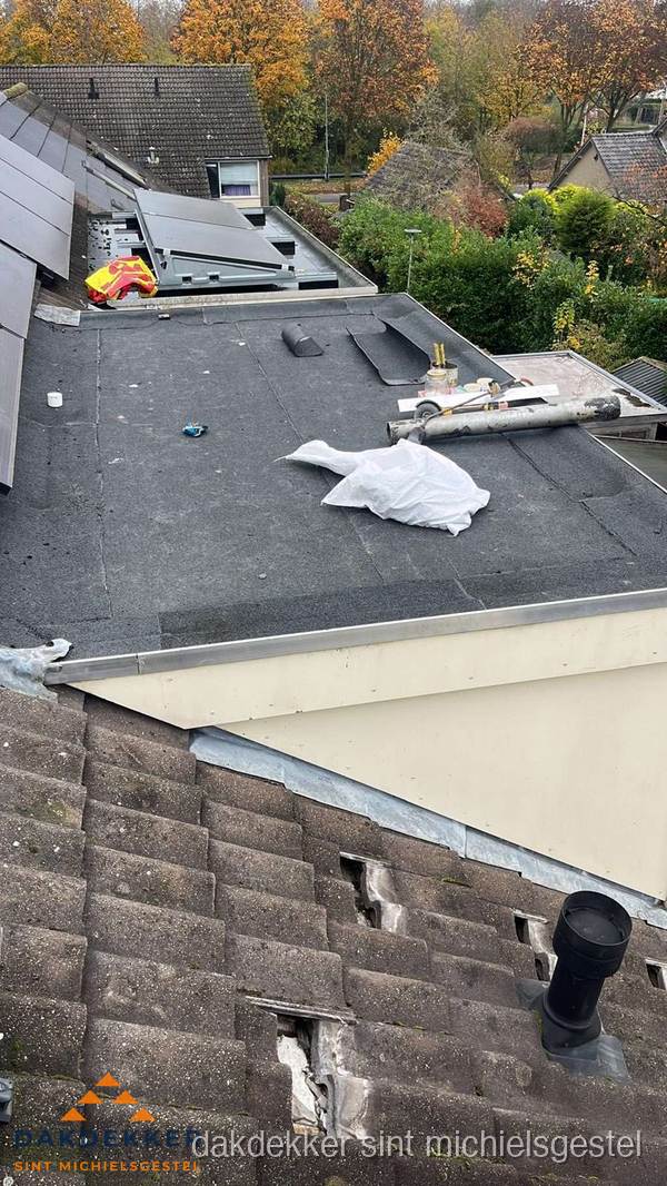 Beschadigde dakbedekking op plat dak voor reparatie in Sint Michielsgestel
