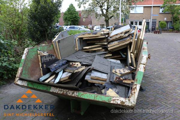 Puincontainer met oud dakmateriaal na dakrenovatie in Sint Michielsgestel