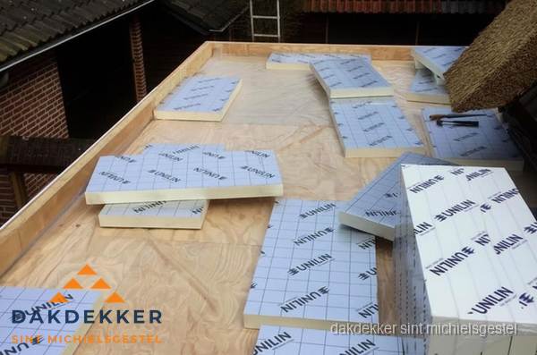 PIR isolatieplaten leggen op plat dak in Sint Michielsgestel