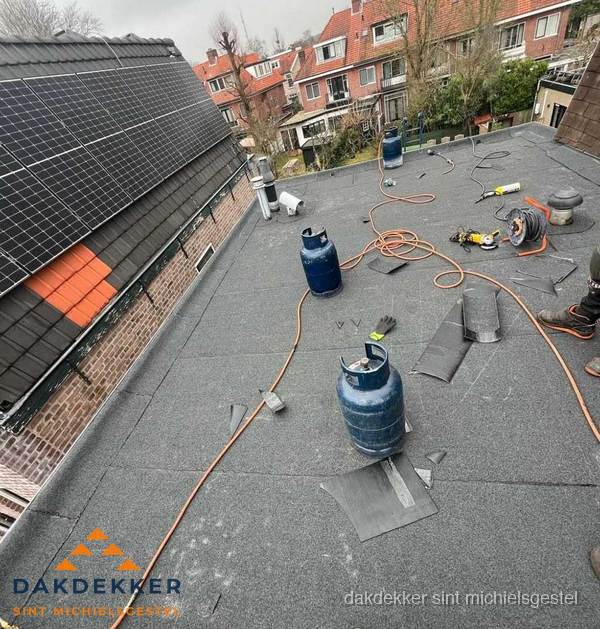 Daklekkage repareren met brandgereedschap op plat dak in Sint Michielsgestel
