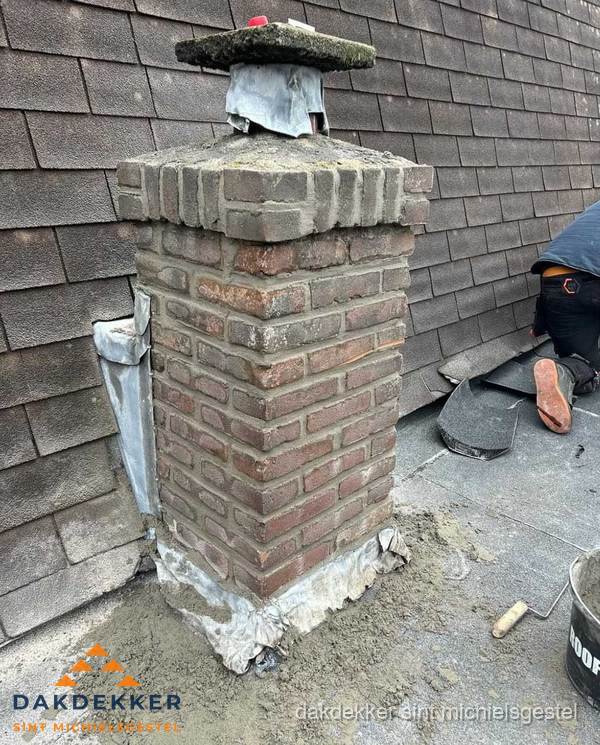 Schoorsteen reparatie met lood en voegwerk op leien dak in Sint Michielsgestel