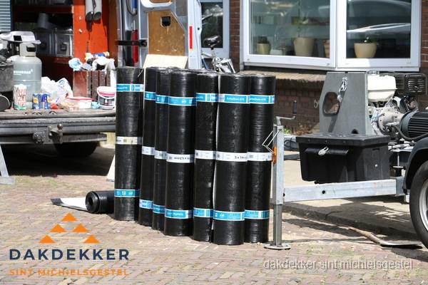 Rollen bitumen dakbedekking klaar voor daklekkage reparatie in Sint Michielsgestel