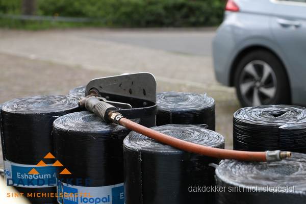 Rollen bitumen dakbedekking EshaGum klaar voor installatie in Sint Michielsgestel