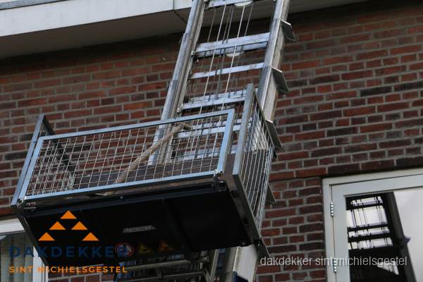 Ladderlift met dakpannen voor dakpan reparatie in Sint Michielsgestel