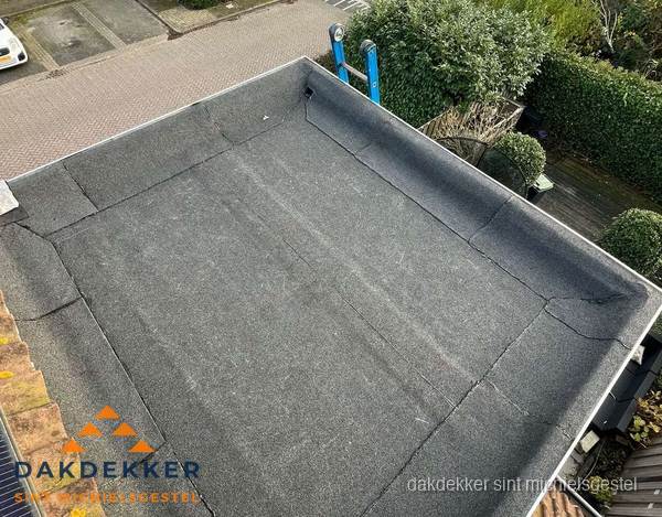Gerenoveerd plat dak met nieuwe bitumen dakbedekking in Sint Michielsgestel