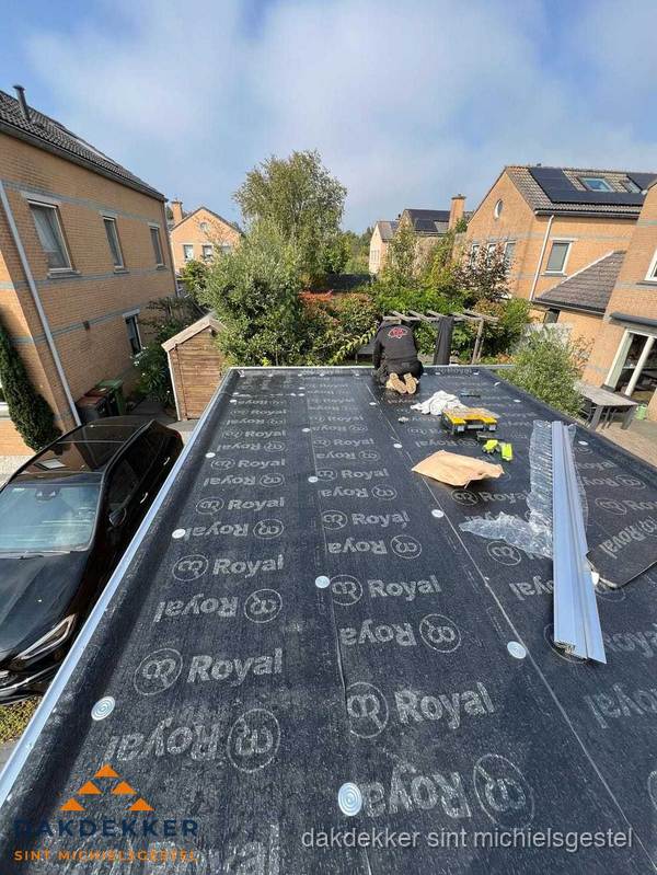 Nieuwe Royal bitumen dakbedekking op plat dak van aanbouw in Sint Michielsgestel