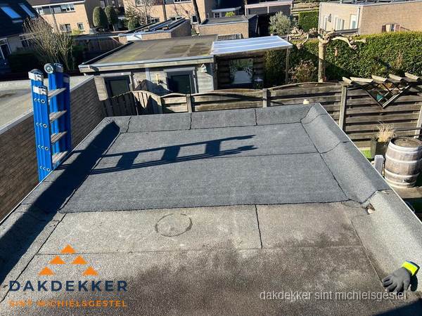 Dakdekker bij bitumen plat dak renovatie in Sint Michielsgestel
