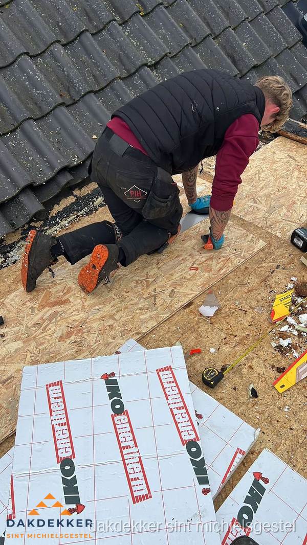 Dakdekker plaatst PIR-isolatieplaten op plat dak in Sint Michielsgestel