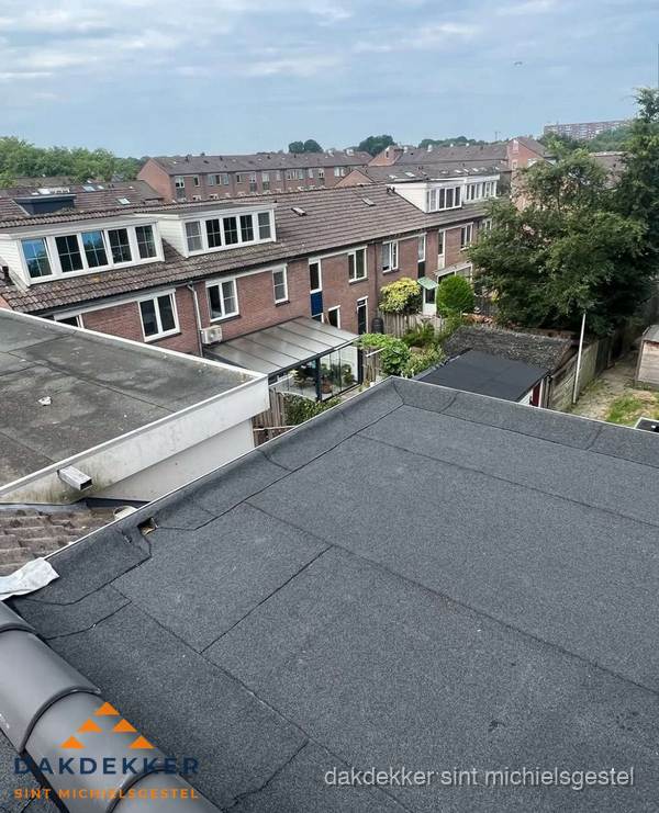 Vernieuwd plat dak met bitumen in woonwijk in Sint Michielsgestel