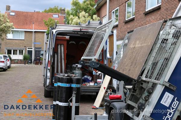 Dakdekkersbusje met materiaal en ladderlift voor dakpannen vervangen in Sint Michielsgestel