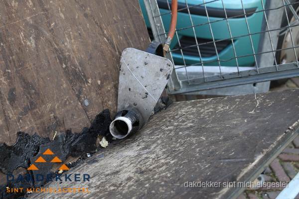 Dakdekkers gasbrander voor bitumen werkzaamheden in Sint Michielsgestel