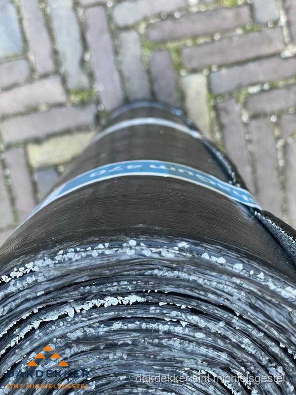 Rol bitumen dakleer met leislag voor plat dak in Sint Michielsgestel