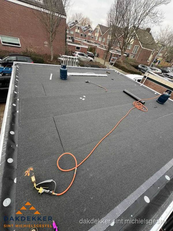 Afgewerkte dakrenovatie met bitumen op plat dak in Sint Michielsgestel