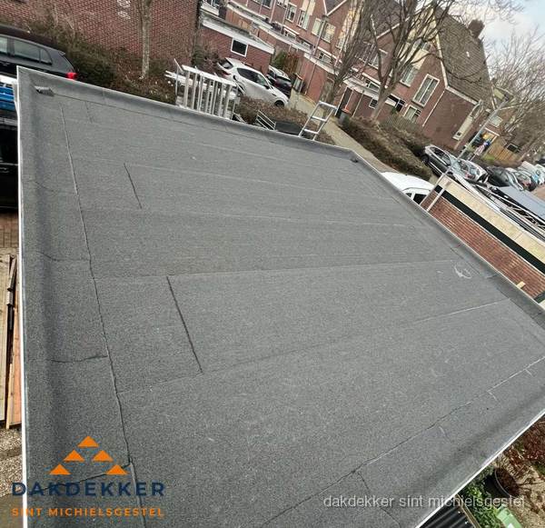 Nieuwe bitumen dakbedekking op plat dak van garage in Sint Michielsgestel