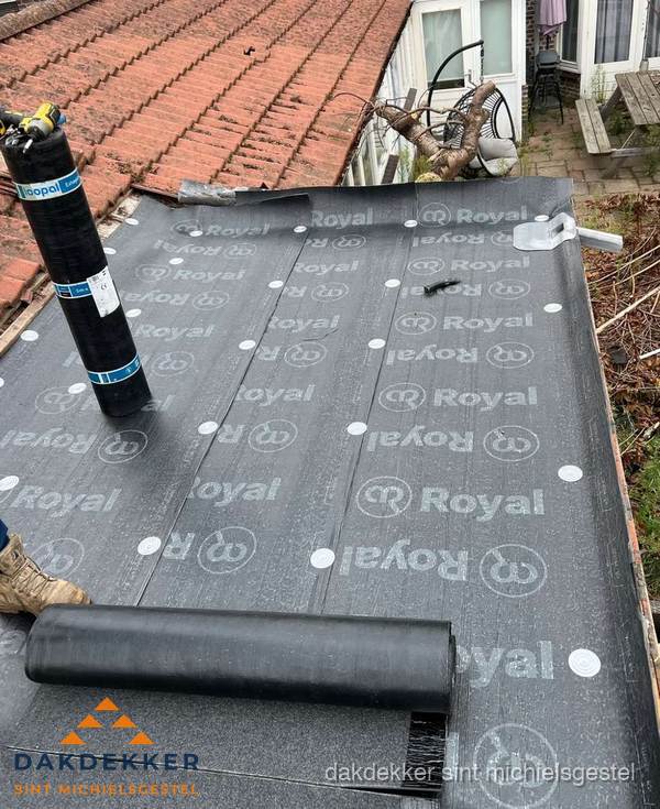 Bitumen dakbedekking leggen op plat dak aanbouw in Sint Michielsgestel