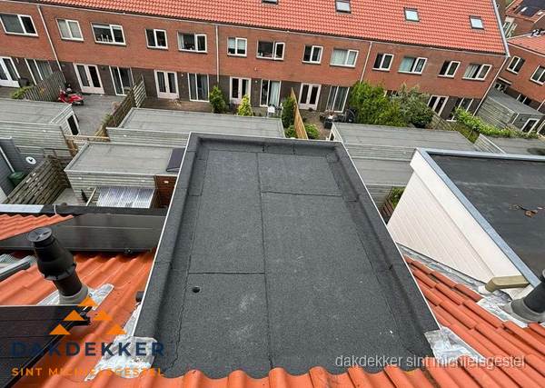 Plat dak met bitumen bedekking naast dakkapel in Sint Michielsgestel