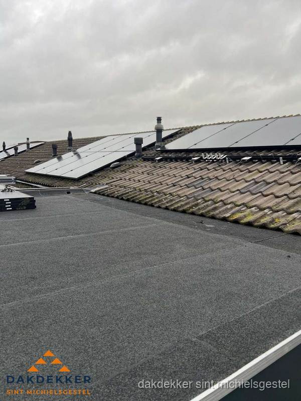 Bitumen dakbedekking op plat dak met aansluitend pannendak en zonnepanelen in Sint Michielsgestel