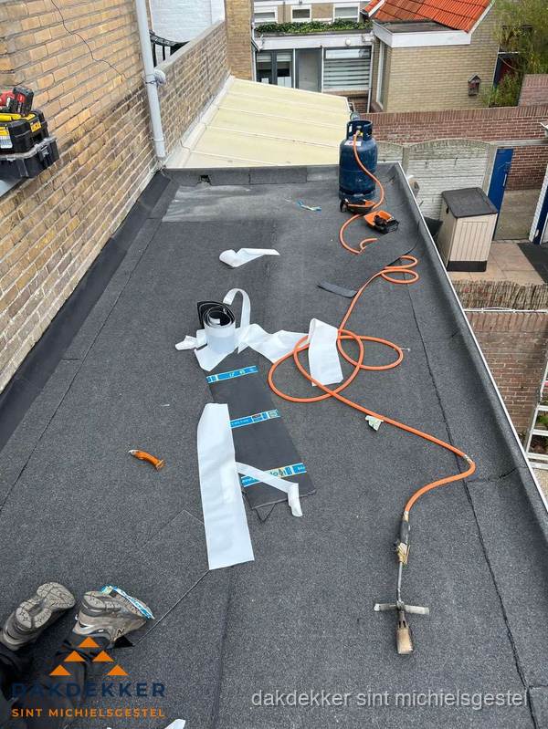 Dakdekkers bezig met bitumen dakbedekking in Sint Michielsgestel