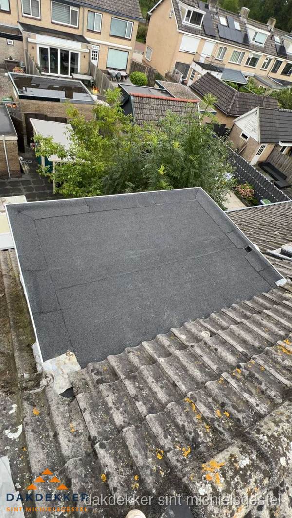 Plat dak aanbouw met bitumen dakbedekking in woonwijk Sint Michielsgestel