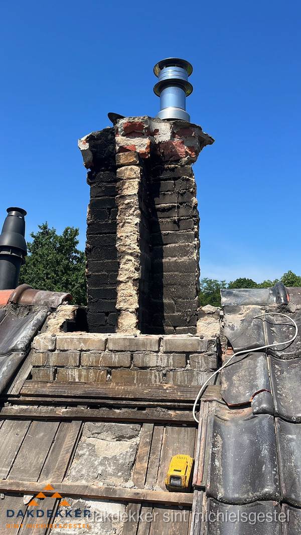 Beschadigde schoorsteen met nieuwe rookgasafvoer op oud dak in Sint Michielsgestel