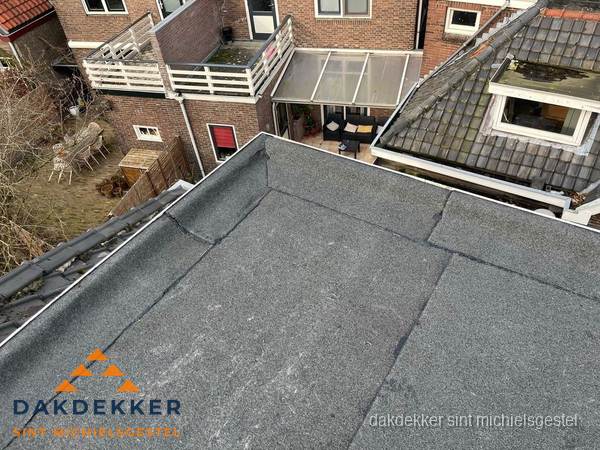 Overzicht plat dak met dakgoot in woonwijk Sint Michielsgestel