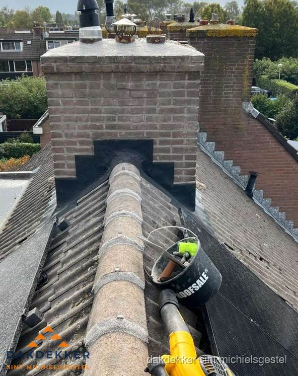 Schoorsteen met loodaansluiting en nokvorst op pannendak in Sint Michielsgestel