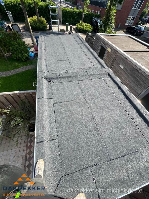 Bitumen plat dak rijtjeswoning vanuit dakdekker perspectief in Sint Michielsgestel