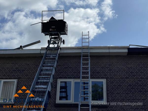 Ladderlift en ladder bij woning voor dakinspectie in Sint Michielsgestel