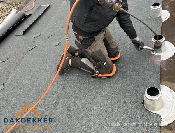 Dakdekker repareert bitumen dakleer bij dakdoorvoer in Sint Michielsgestel