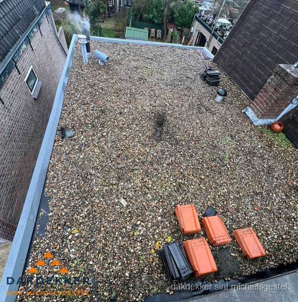 Plat dak met grindballast en dakdoorvoeren in Sint Michielsgestel