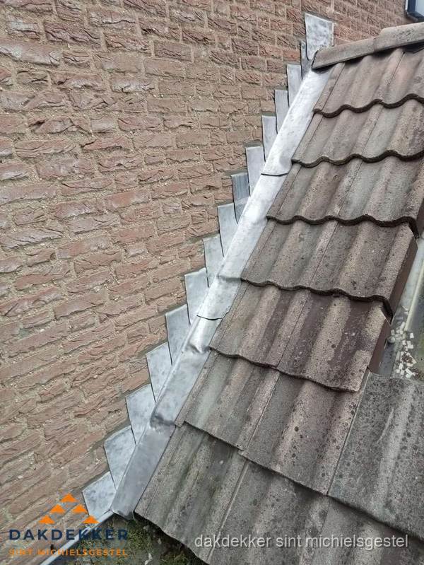 Loodslabben langs dakaansluiting bij bakstenen muur in Sint Michielsgestel
