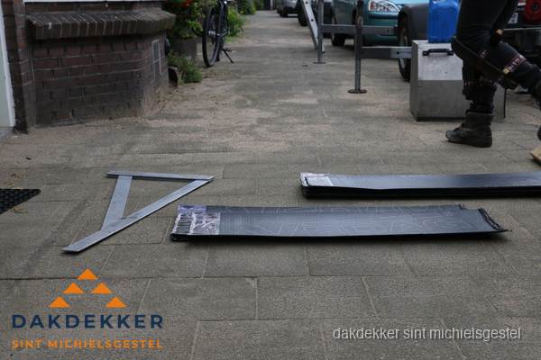 Dakbedekkingsmateriaal en zinkwerk klaargelegd voor reparatie in Sint Michielsgestel