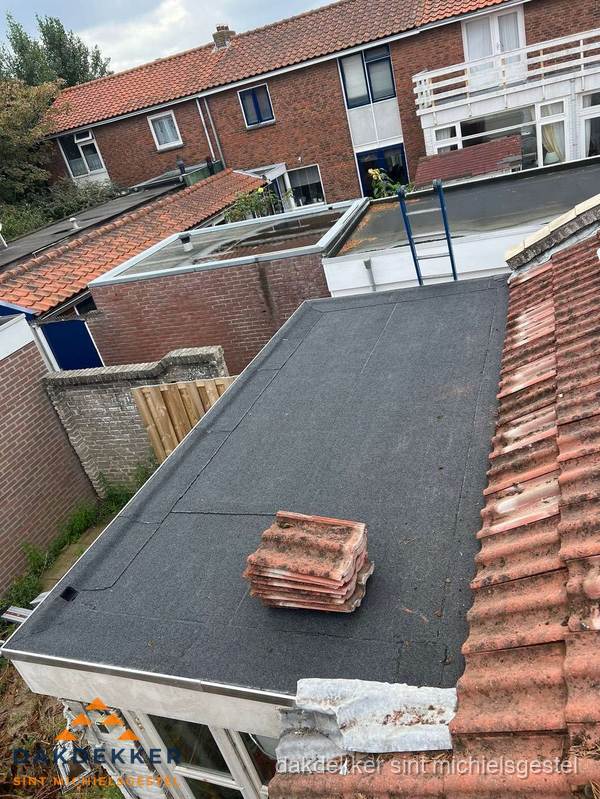 Aanbouw plat dak met reservepannen voor dakpannen vervangen in Sint Michielsgestel