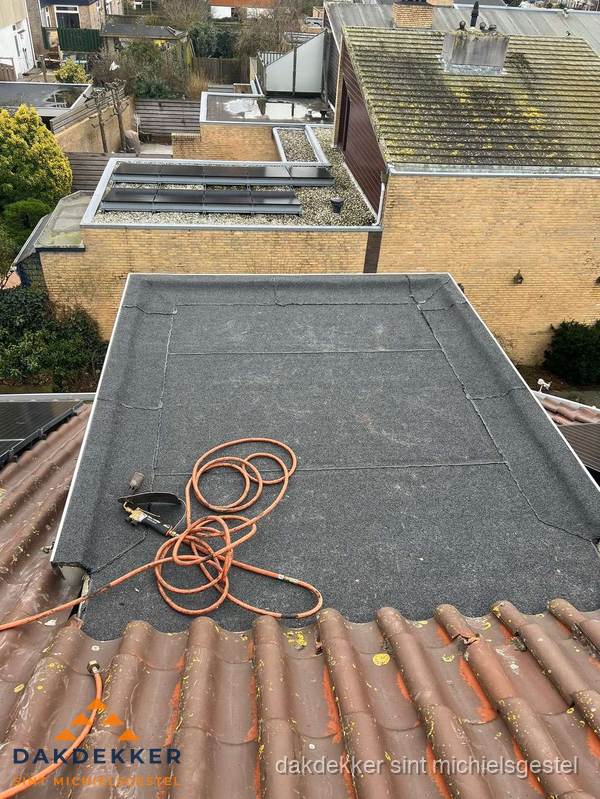 Reparatie aansluiting plat dak en schuin dak in Sint Michielsgestel
