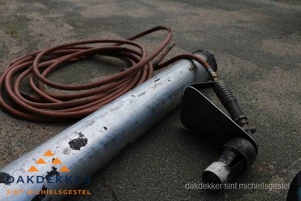 Dakdekker gasbrander en gereedschap voor spoedklus in Sint Michielsgestel