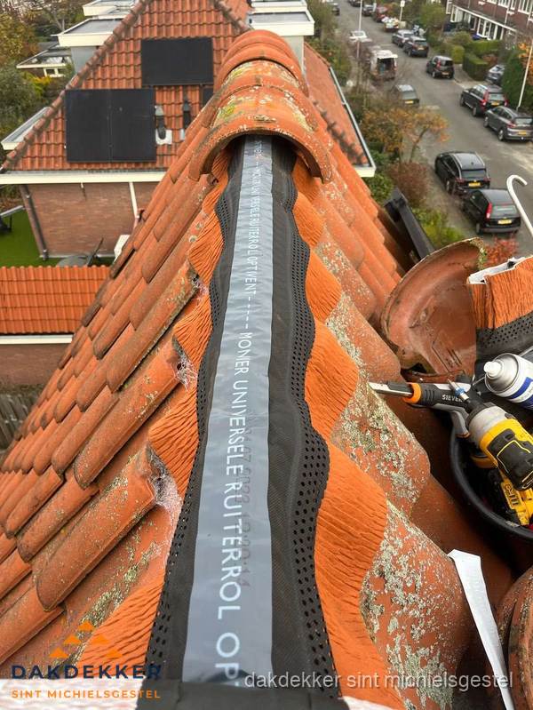 Dakdekker vervangt nokvorst met ruiterrol op pannendak in Sint Michielsgestel
