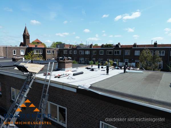 Dakdekkers aan het werk op plat dak in Sint Michielsgestel