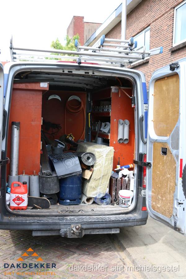 Bedrijfsbus van dakdekker met gereedschap en materialen in Sint Michielsgestel