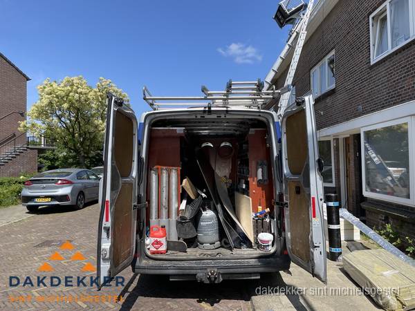 Spoed dakdekker bus met gereedschap en ladder bij woning in Sint Michielsgestel