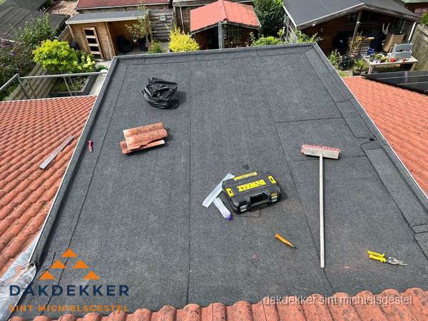 Gereedschap op nieuw plat dak na renovatie in Sint Michielsgestel