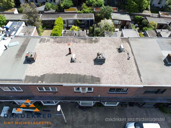 Plat dak met grindballast en dakdoorvoeren in Sint Michielsgestel